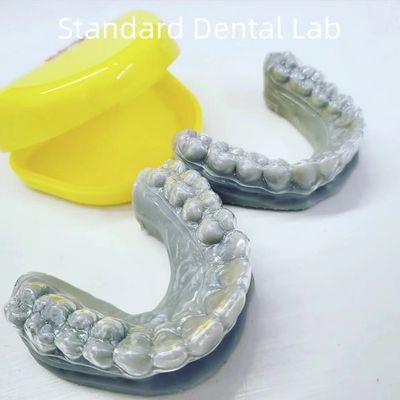 Denti chiari Ritenitore ortodontico Alta estetica Laboratorio dentale standard